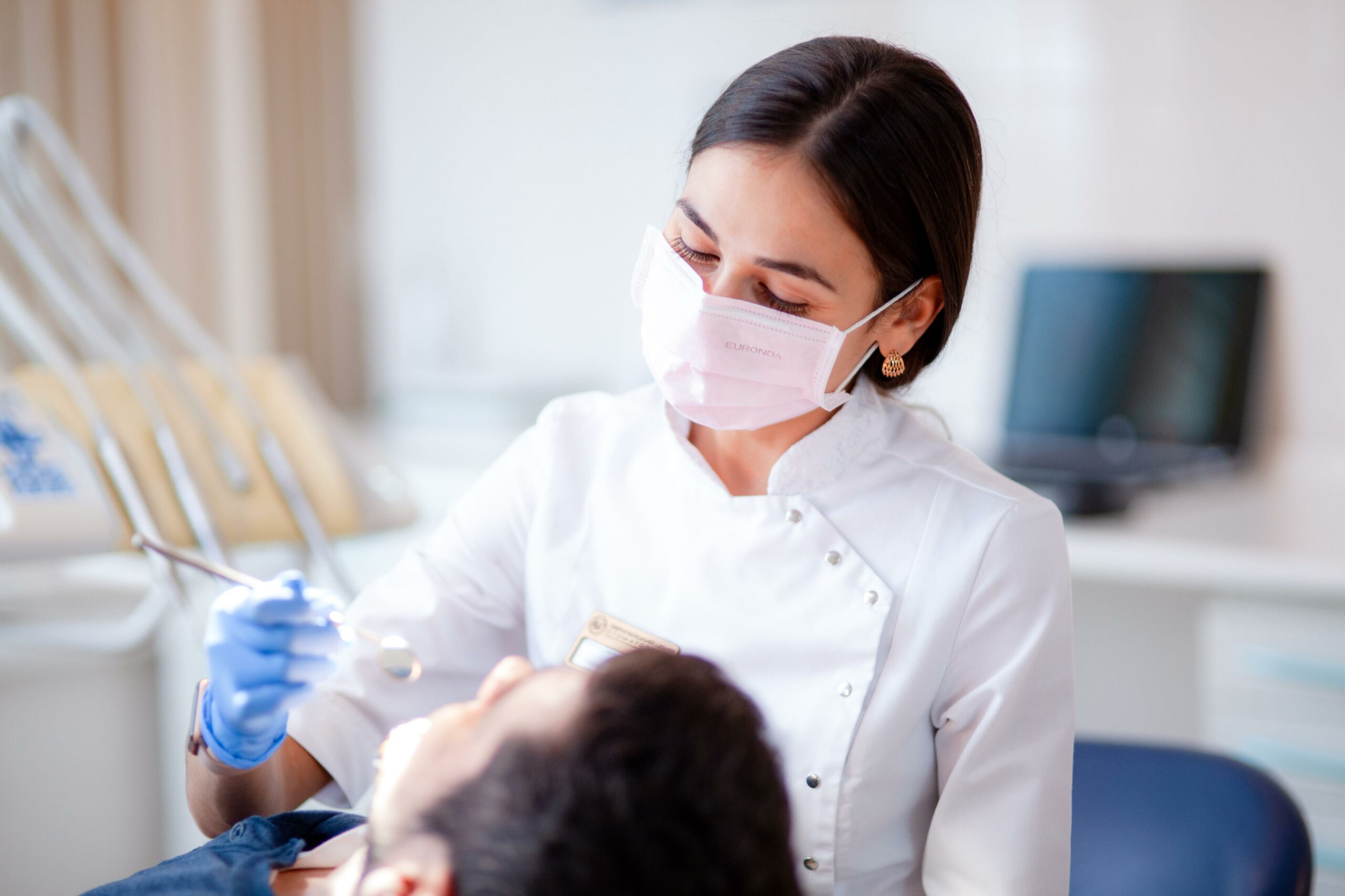 Качество стоматологических услуг напрямую зависит от квалификации вашего персонала.